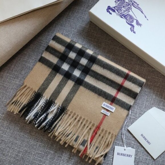 Luxurious Burberry Plaid Cashmere Blend Wrap - Picture 3 of 4